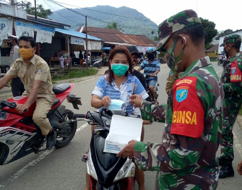 Peduli Warga, Babinsa Bagikan Masker di Pasar Pahauman 