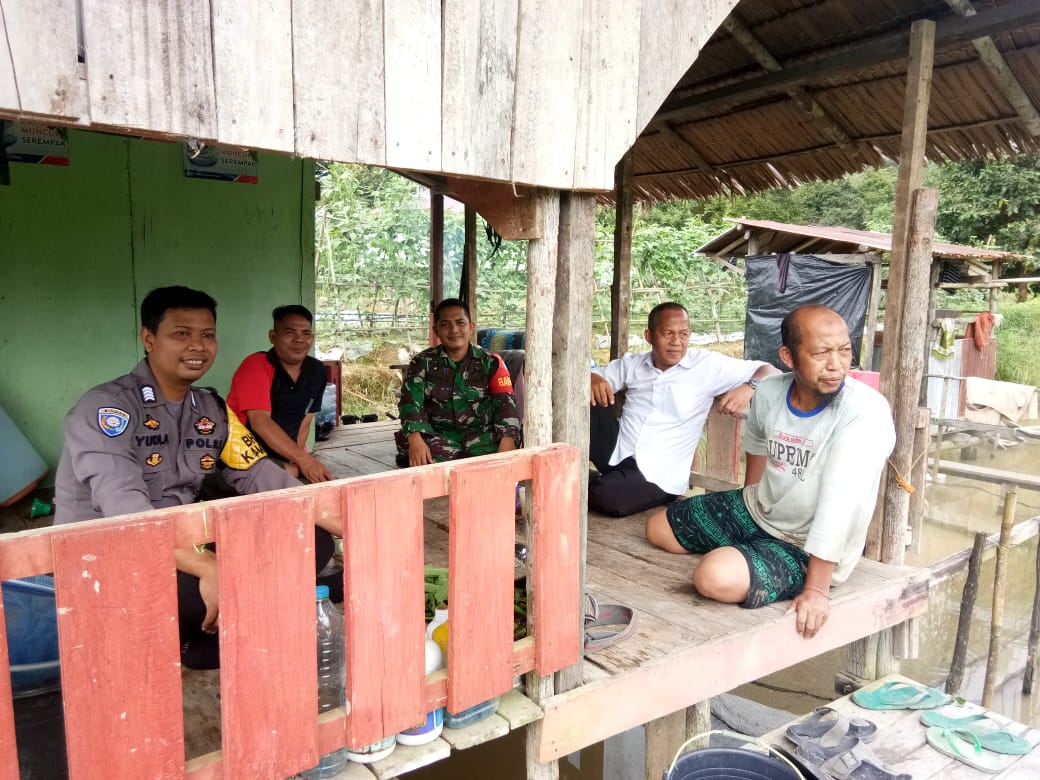 Kegiatan Babinsa Koramil Sengah Temila: Jalin Keakraban Bersama Mitra Karib