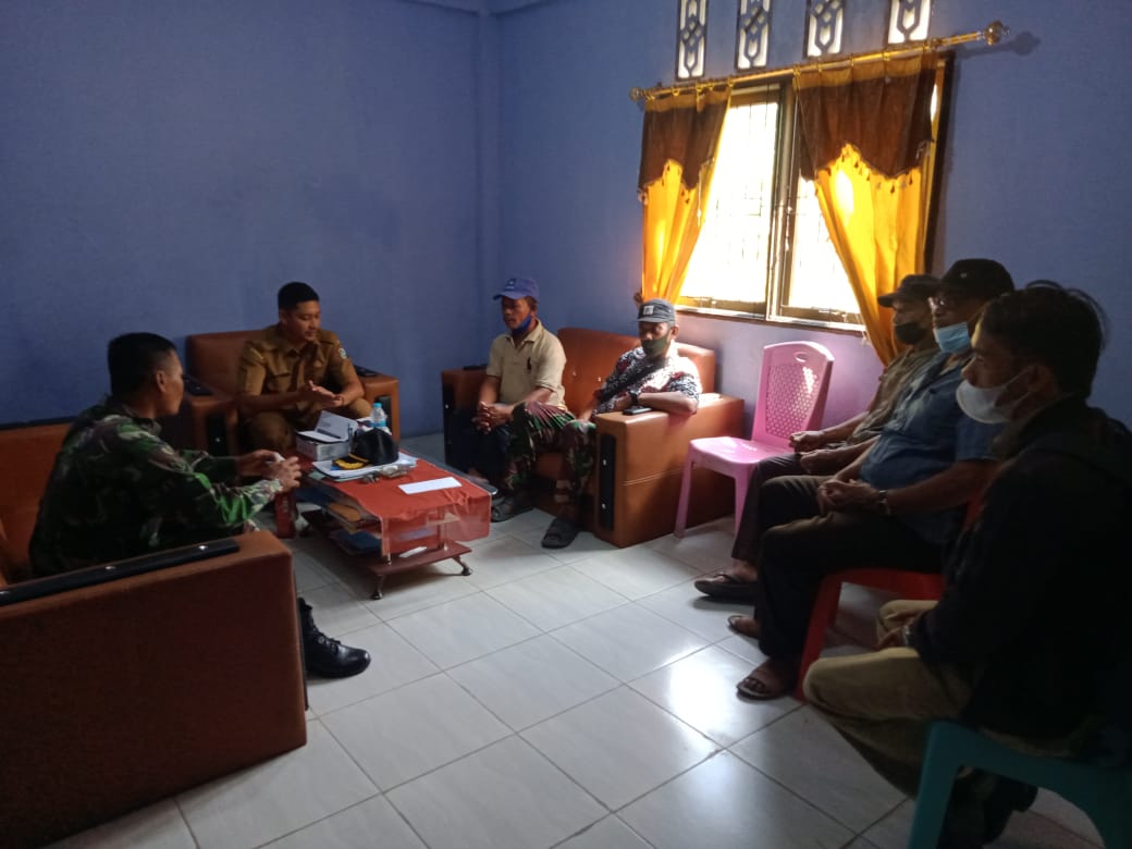 Tingkatkan Sinergi, Babinsa Sungai Kunyit Laksanakan Komsos Bareng Perangkat Desa