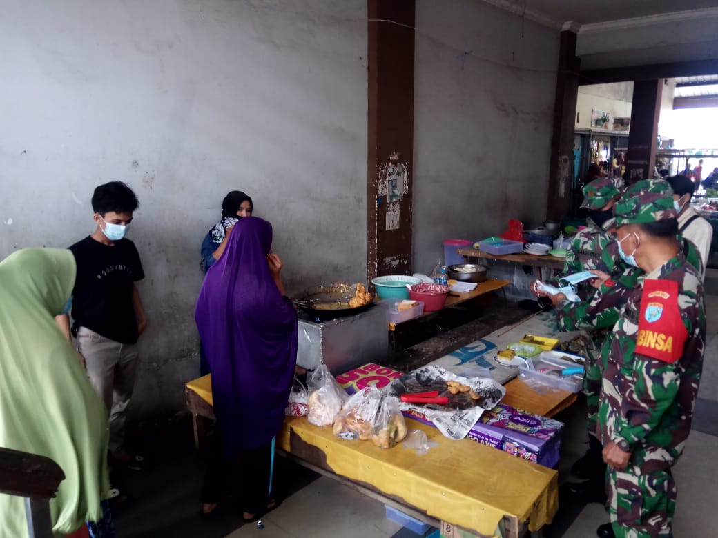 Dandim 1201 Apresiasi Babinsa Jungkat Berbagi Masker di Pasar