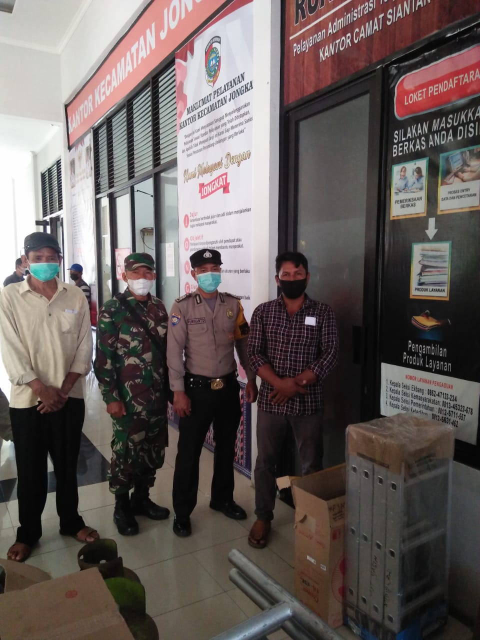 Babinsa Jungkat dan Bhabinkamtibmas Dampingi Dinsos Serahkan Bantuan ke Pelaku UMKM