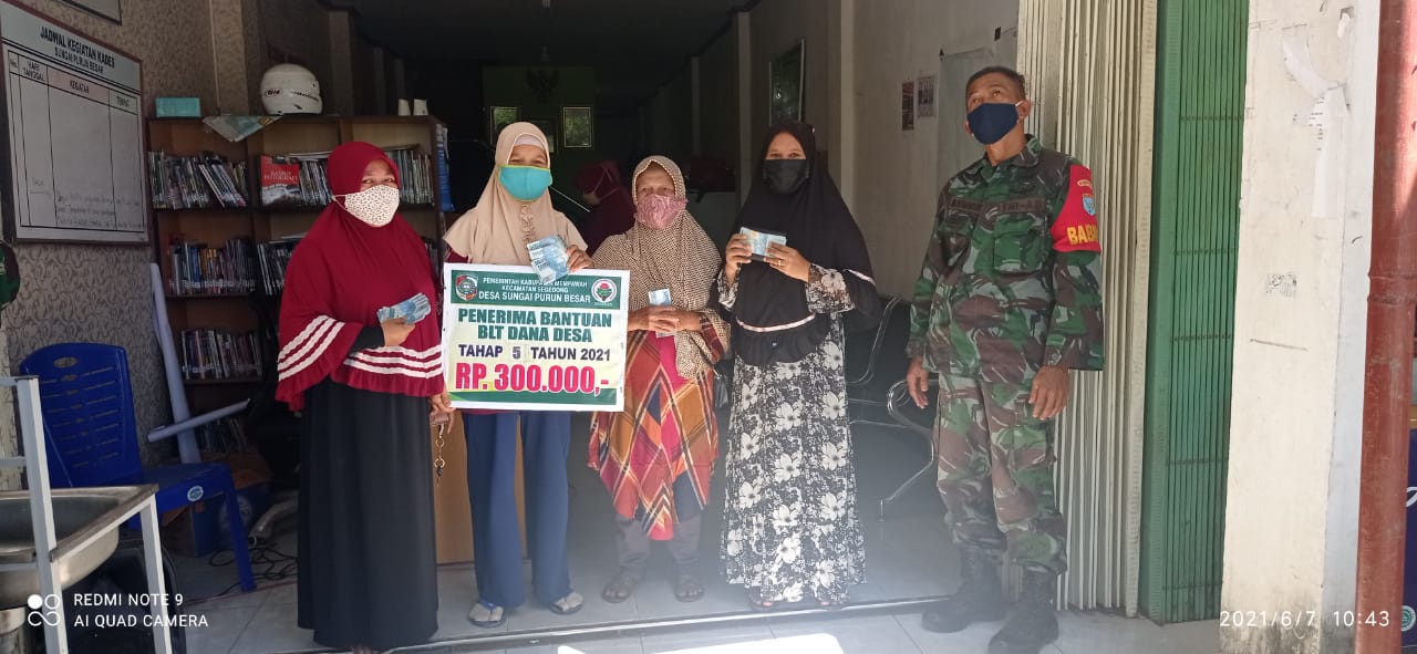 Di Saat Penyaluran BLT-DD, Babinsa Edukasi Warga PPKM Mikro Sesuai Protokol Kesehatan