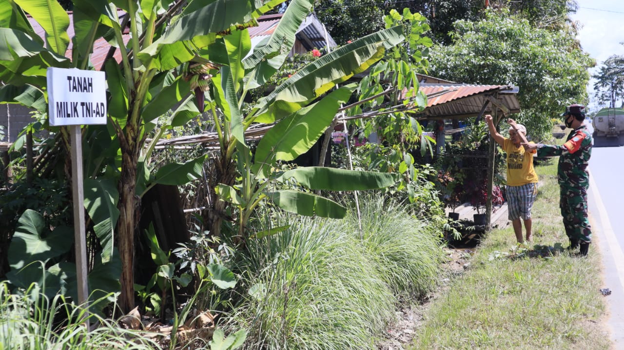 Pastikan Aset Aman, Babinsa Ngabang Cek Patok Tanah Milik TNI-AD