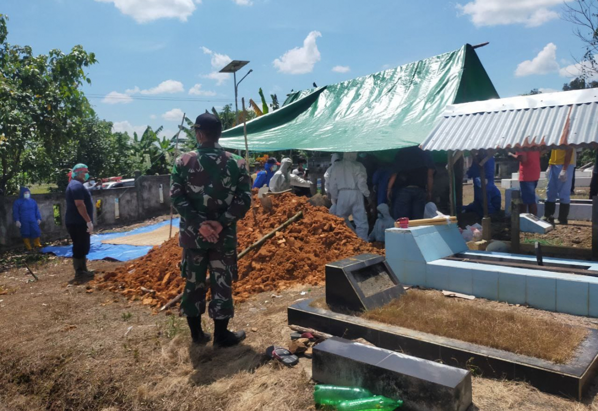 Pemakaman Pasien Covid-19 Dikawal Danramil Toho