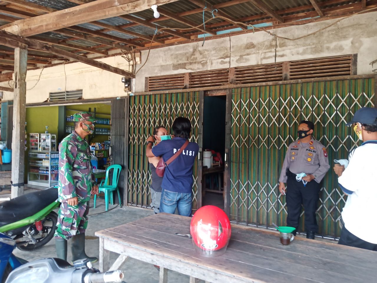 Komsos dengan Pengrajin Meubel Oleh Babinsa Menjalin