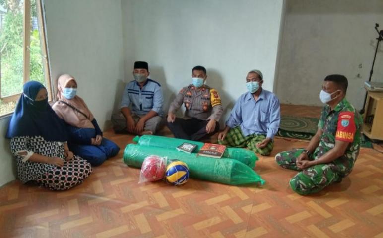 Perkuat Keimanan Warga Binaan, Koramil Sungai Kunyit dan Polsek Bagikan Perlengkapan Ibadah