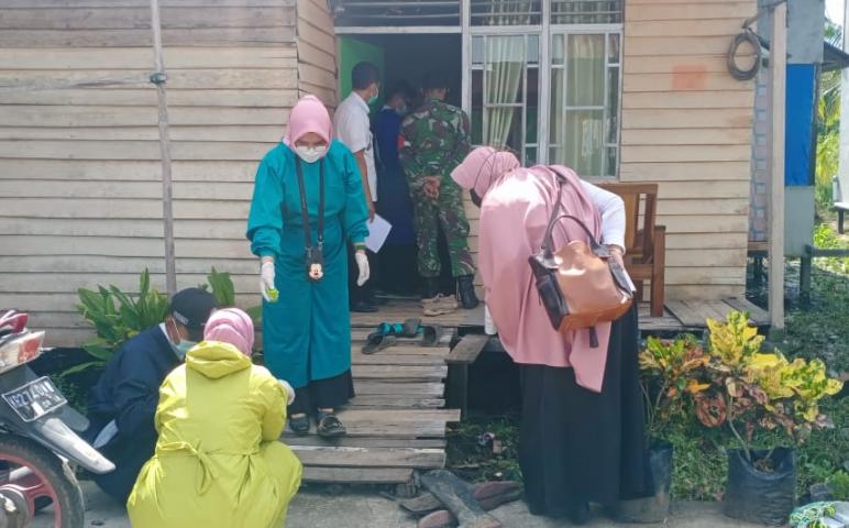 Babinsa Jungkat Bersama Babinkamtibmas Dampingi Tim Swab