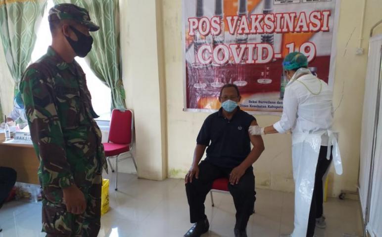 Babinsa Mandor Dampingi Puskesmas Lakukan Vaksinasi ke Guru dan Lansia