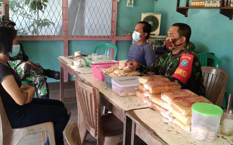 Dekatkan Diri Dengan Masyarakat, Babinsa Koramil Toho Lakukan Komsos