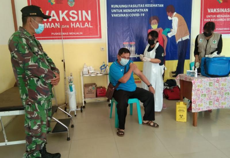 Petugas Pelayanan Publik di Menjalin Ikuti Vaksinasi Covid-19 Kedua, Babinsa Winoto: Vaksin Bukan Segalanya