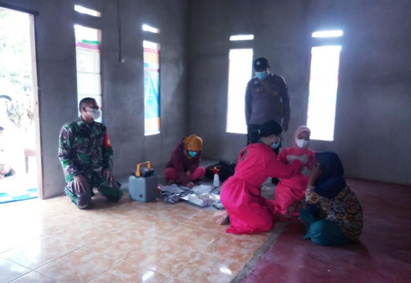 Babinsa Sungai Pinyuh Dampingi Petugas Medis Tracing Kontak Erat Pasien Positif Covid-19