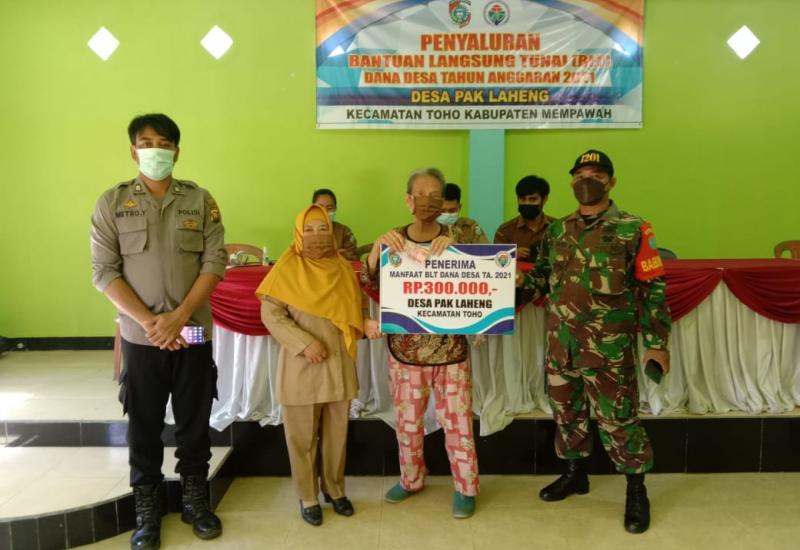 Babinsa Toho Dampingi Penyaluran BLT-DD di Desa Pak Laheng