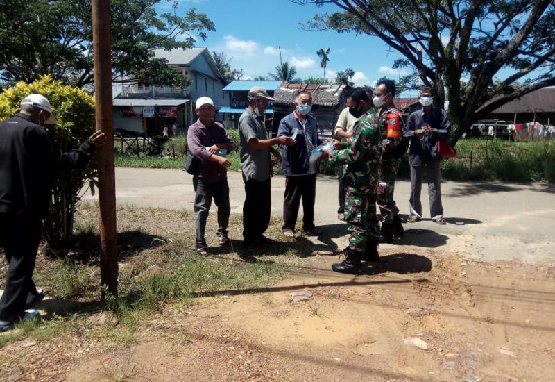 Lindungi Warga dari Covid-19, Babinsa Koramil Jungkat Bagikan Masker