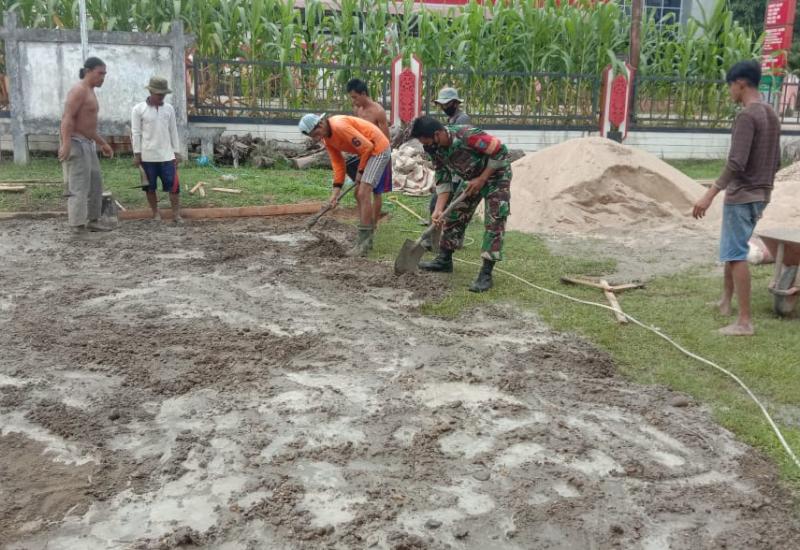 Koramil Air Besar dan Masyarakat Gotong Royong di Kantor Camat