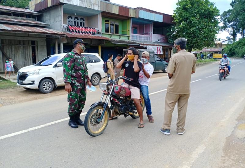 Koramil Mandor Gelar Operasi Yustisi Protokol Kesehatan di Jalan Raya Sebadu