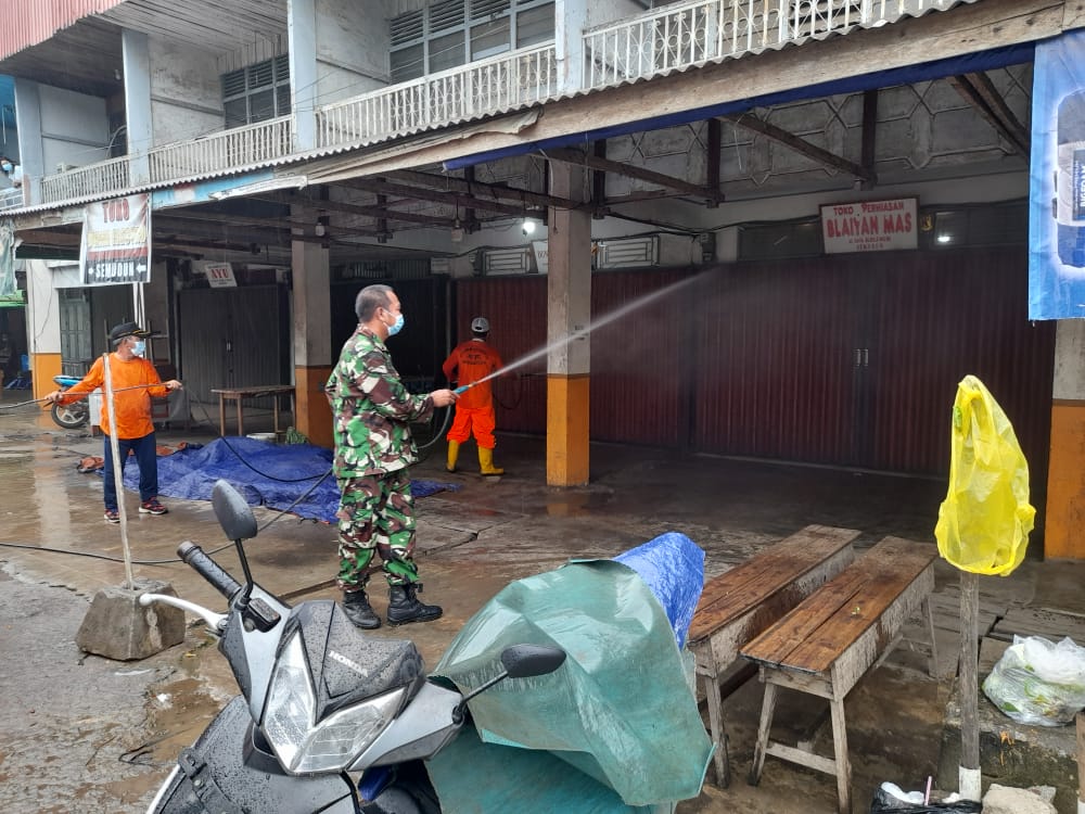Minimalisir Penyebaran Covid-19 di Pasar, Koramil Sungai Kunyit Semprotkan Disinfektan