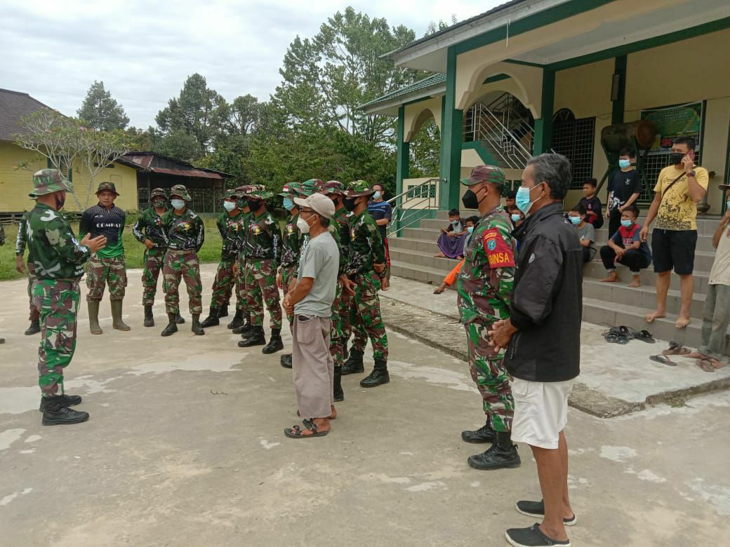 Dandim Respon Positif 'Keroyokan' Warga dan TNI Ngabang Bersihkan Masjid