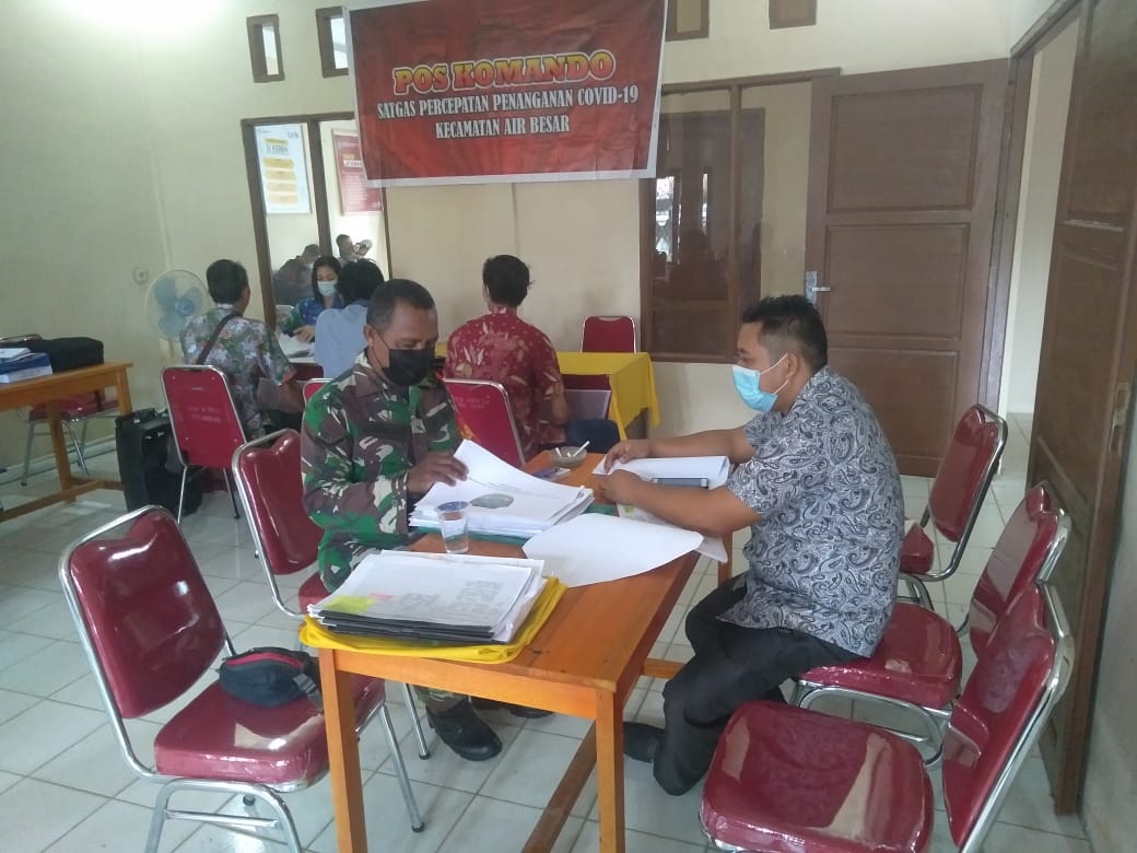 Babinsa Serda Jauhar Jalin Silaturahmi Dengan Pegawai Staf Kantor Camat Air Besar