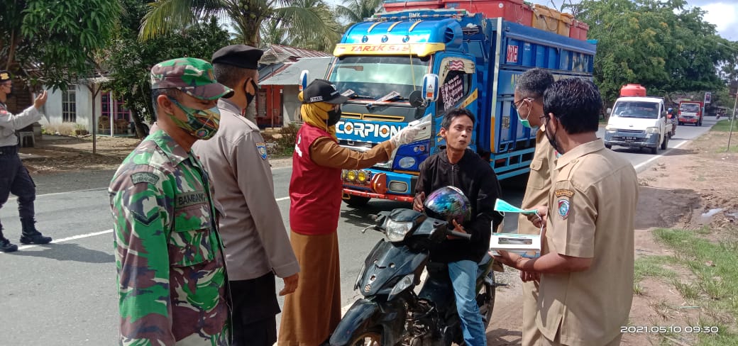 Koramil Jungkat bersama Polsek Razia Masker, di Jalan Desa Sungai Burung
