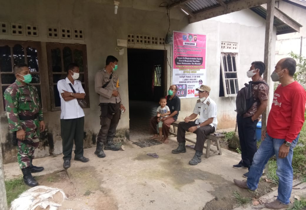 Sosialisasikan PPKM Dilakukan oleh Babinsa dan Bhabinkamtibmas Dampingi Camat Sengah Temila 