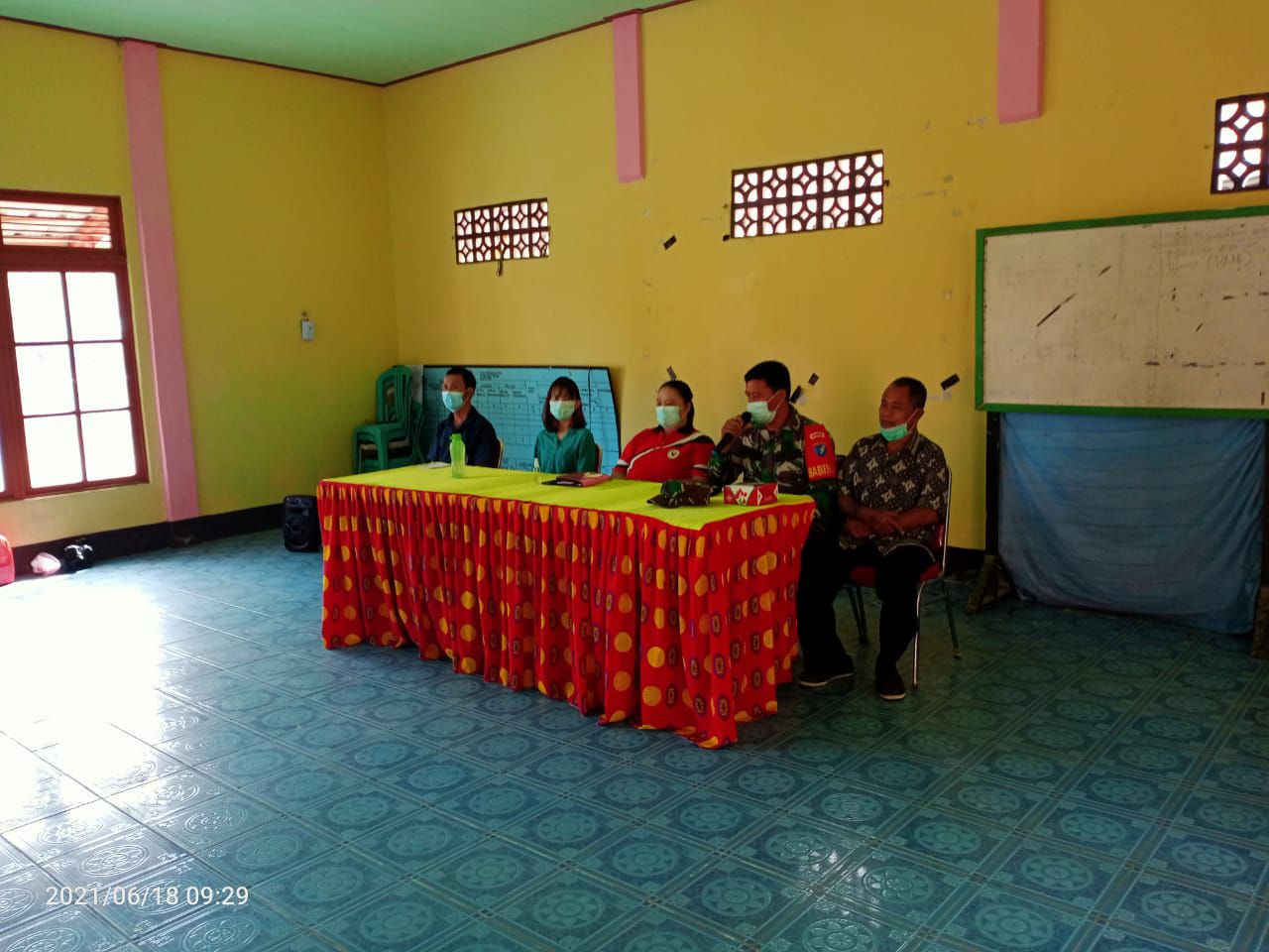 Babinsa Toho Bersama Tim Satgas Penanggulangan Covid 19 Lakukan Sosialisasi Untuk Sukseskan Program Vaksinasi