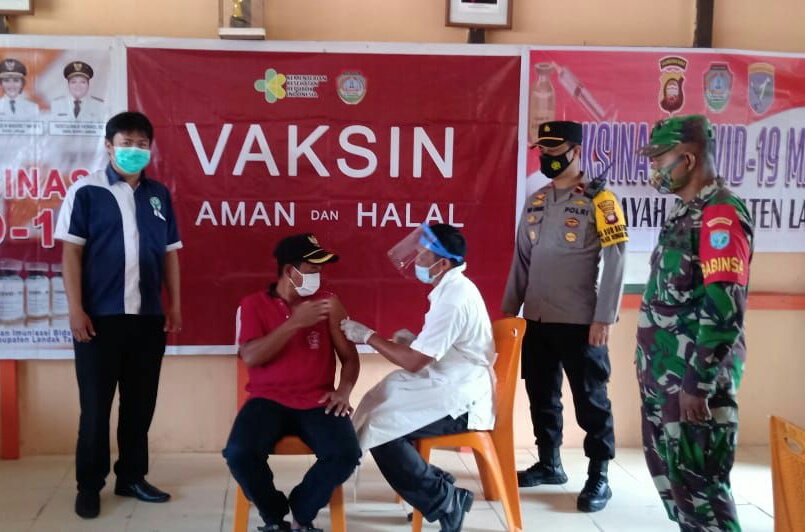 Babinsa Koramil Sengah Temila Dampingi Vaksin Bagi Para Guru di Senakin