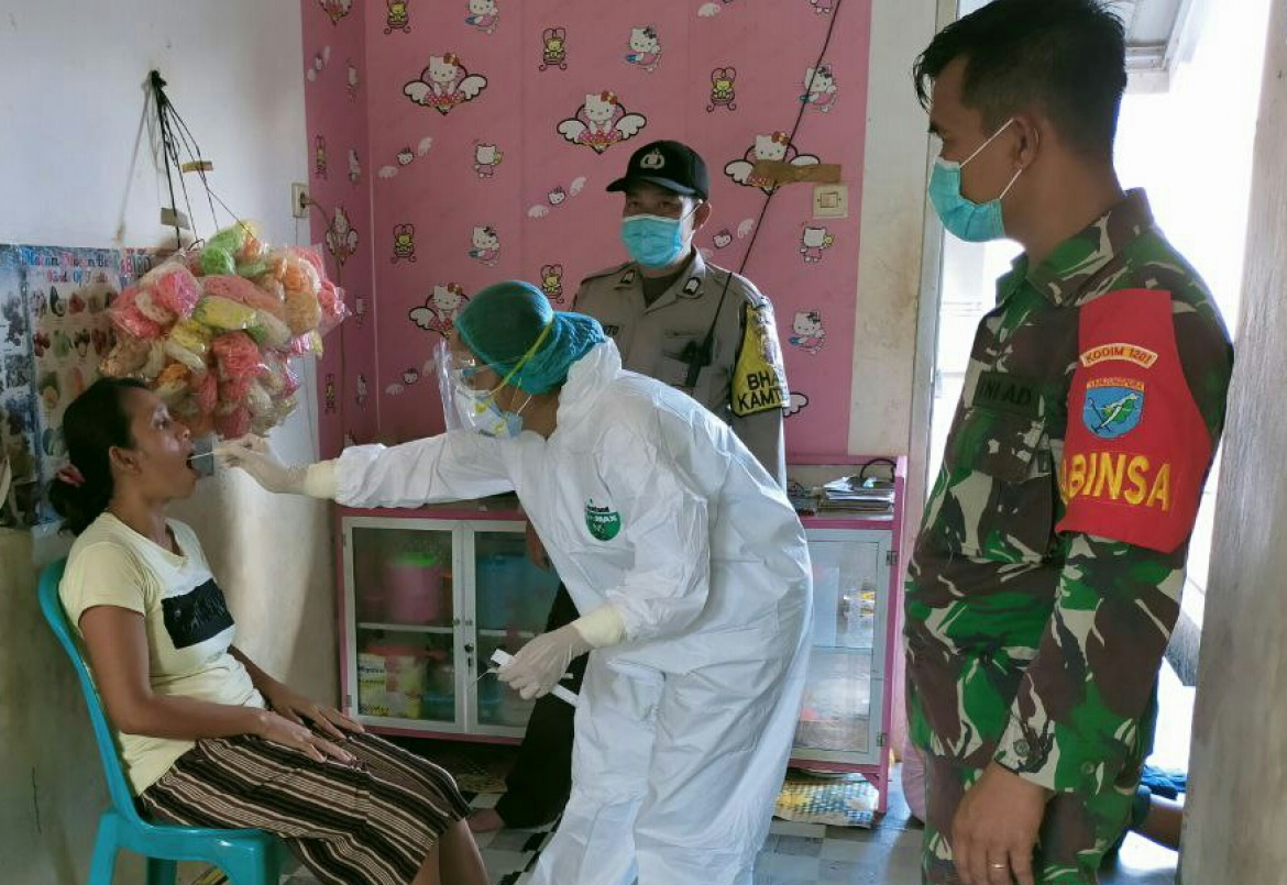 Swab Warga Di Sebangki, Didampingi Babinsa Koramil Sengah Temila