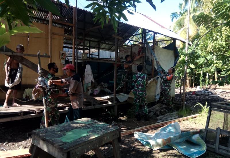 Batih Tuud Koramil 01/Jungkat Pimpin Rehab RTLH di Desa Peniti Dalam l