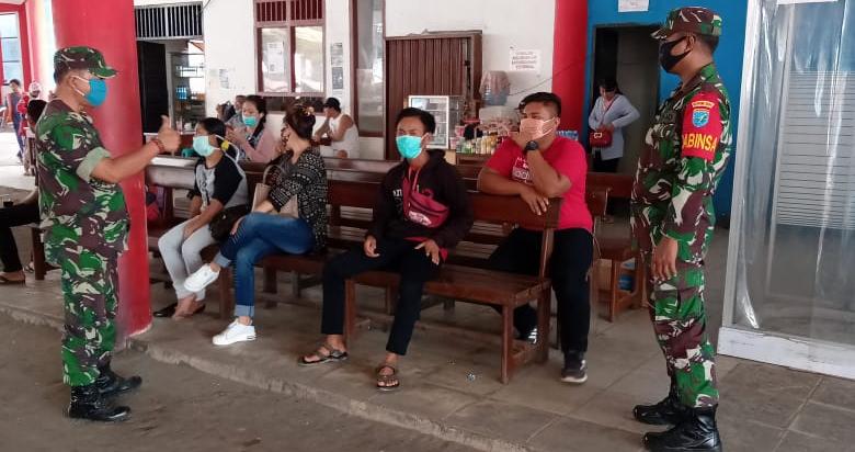 Babinsa Koramil Ngabang Sosialisasi Protokol Kesehatan Covid-19 ke Penumpang Bus