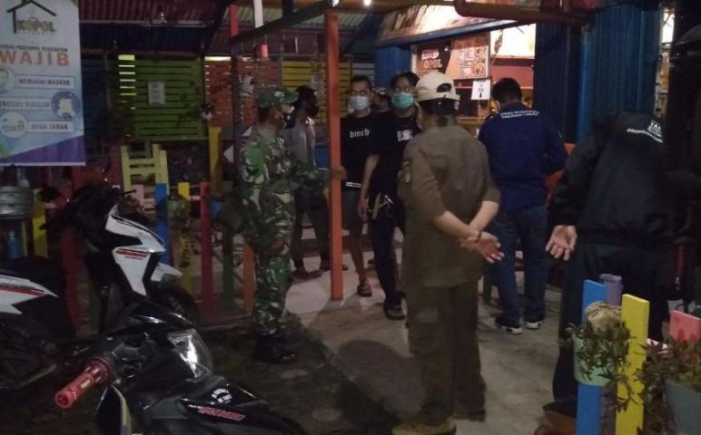 Babinsa Koramil Ngabang Jaring 5 orang pelanggar Prokes covid-19