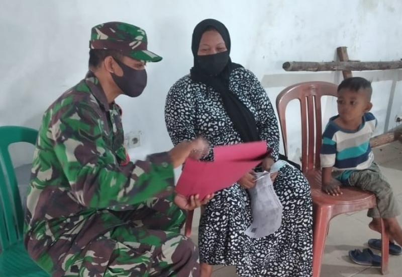 Babinsa Serda Paino Sosialisasikan 5 M kepada Warga Pak Bulu Penerima BLT-DD