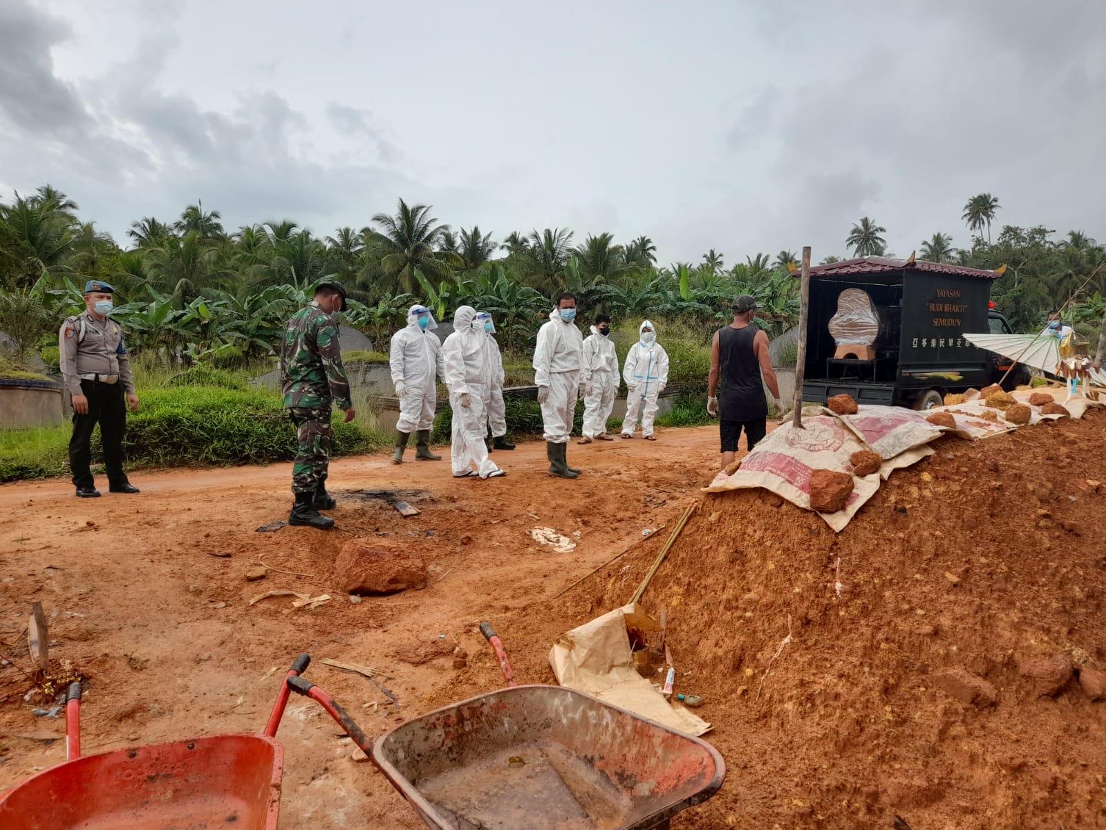 Babinsa Kawal Pemakaman Pasien Covid-19 di Desa Binaan