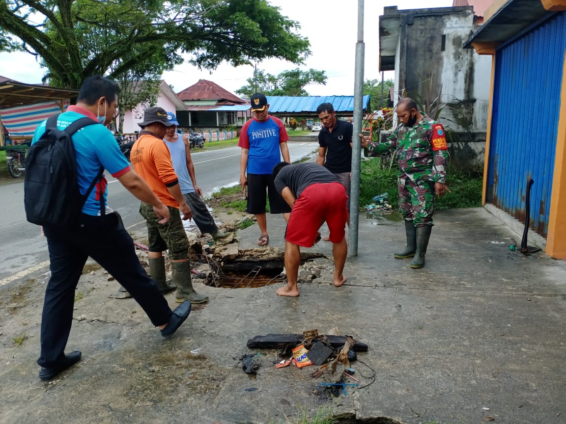 Gotong Royong, Koramil Mandor Bersama Warga Bersihkan Drainase
