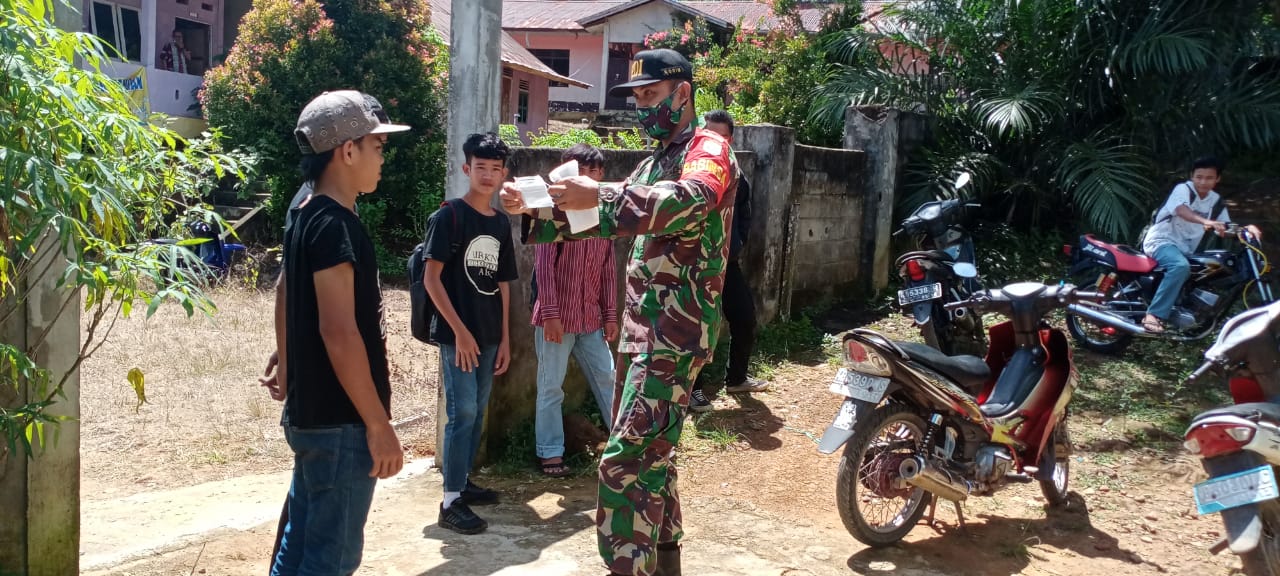 Babinsa  Bagikan Masker Pada Anak-Anak Untuk Cegah Covid-19