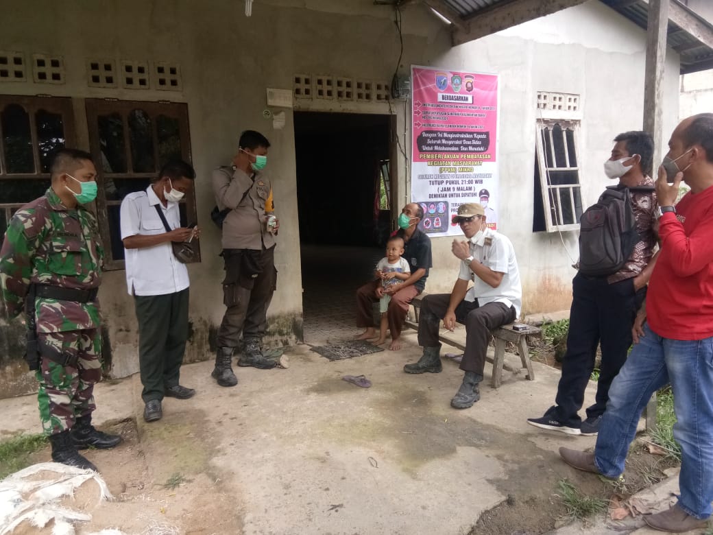 Babinsa Koramil Sengah Temila Dampingi Camat Sosialisasikan PPKM 