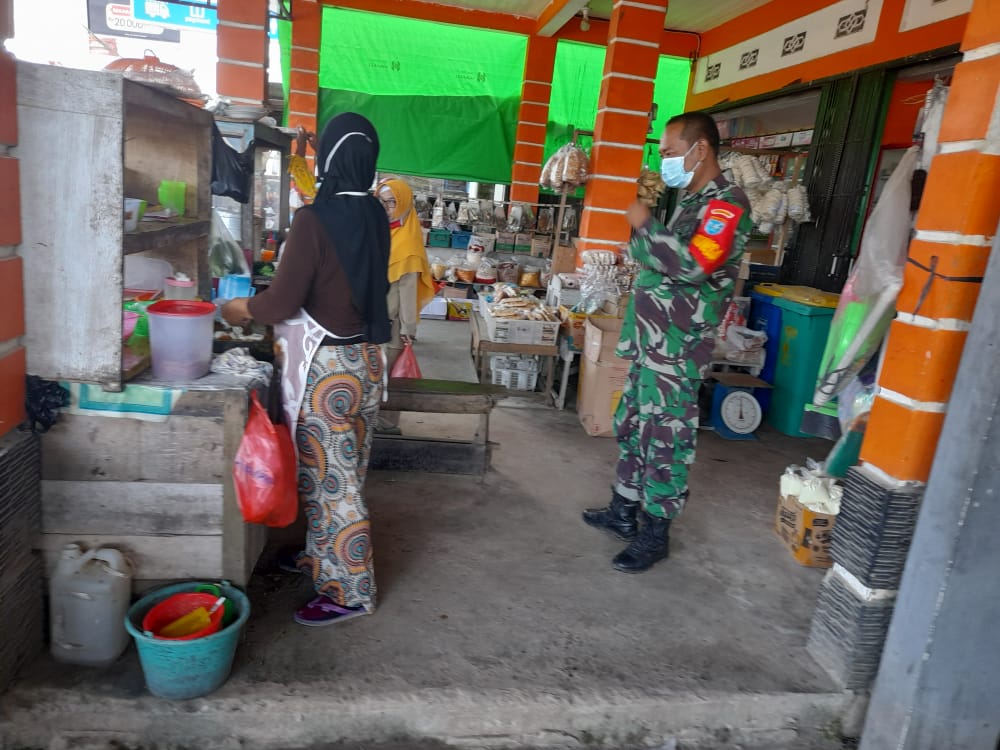 Babinsa Koramil Sungai Kunyit  Laksanakan Patroli Prokes di Pasar