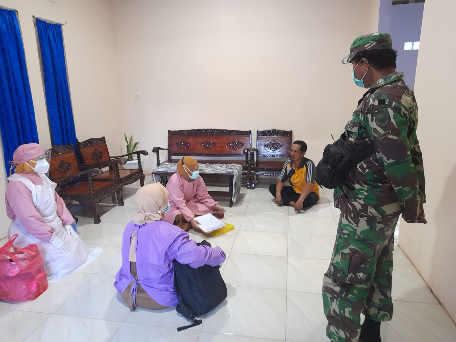 Babinsa Sungai Kunyit Pantau Tes Swab PCR di Sungai Duri II