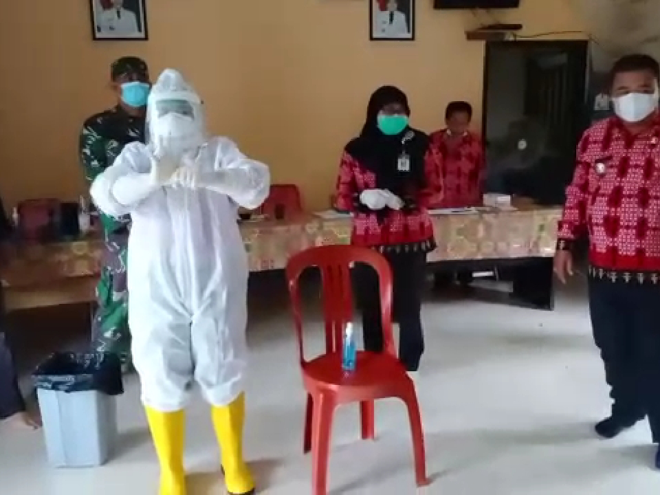 Koramil Air Besar dan Satgas Covid-19 Peragakan Penggunaan APD di Posko PPKM di Semedang