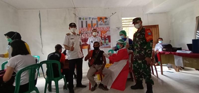 Dandim 1201 Dukung Vaksinasi Bagi Pelayan Publik dan Lansia di Desa Sidas