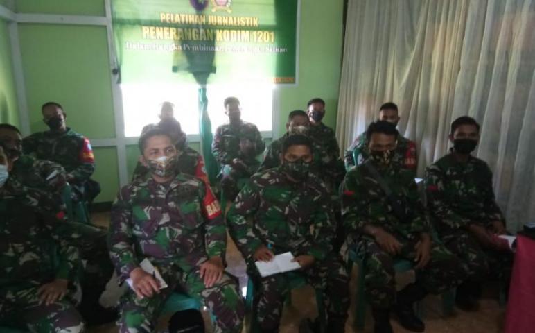 Danramil Sengah Temila Memberikan Arahan Kepada Peserta Pelatihan Jurnalistik