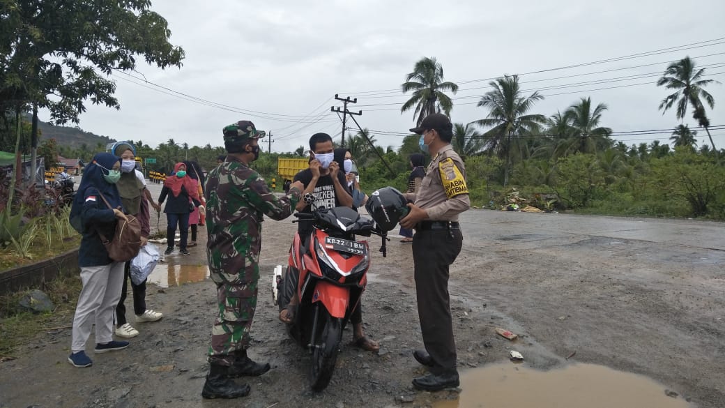 Dandim Apresiasi Sinergi Babinsa dan Bhabinkamtibmas Sungai Pinyuh Bagikan Masker Gratis ke Warga Desa