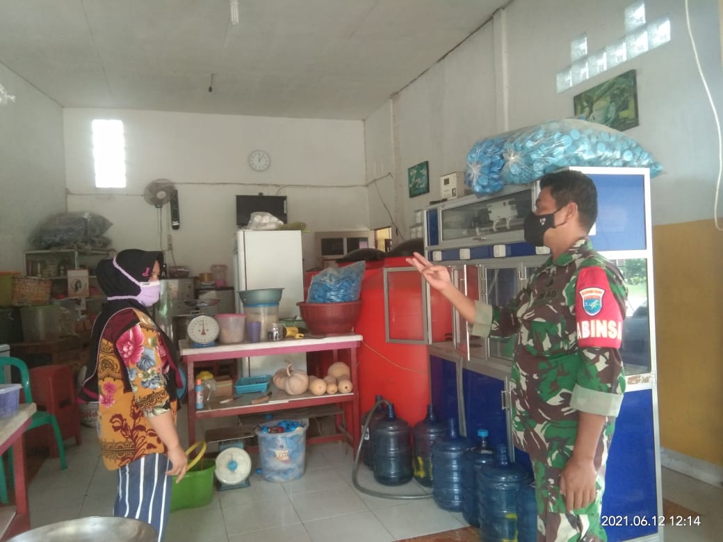 Babinsa Air Besar Imbau Pedagang Pasar Serimbu Tetap Terapkan Prokes