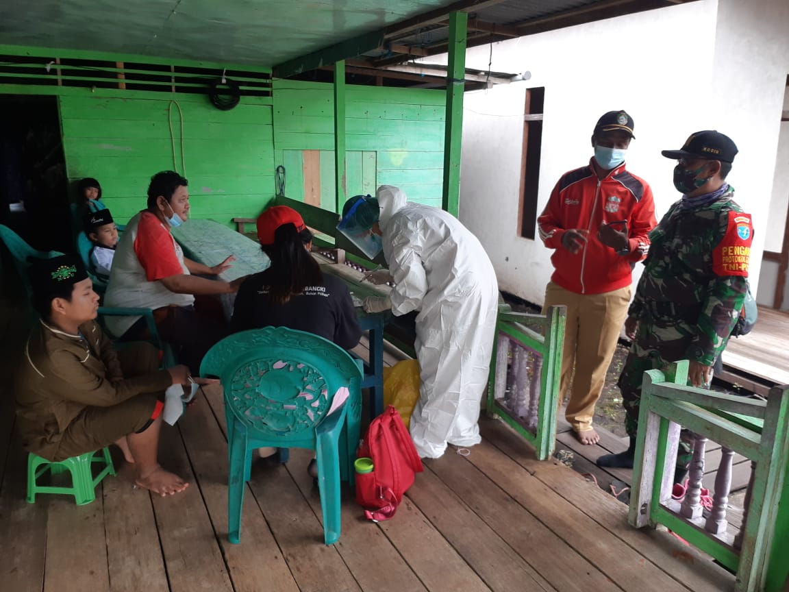 Babinsa Koramil Sengah Temila Dampingi TGC Puskesmas Sebangki Lakukan Tracing