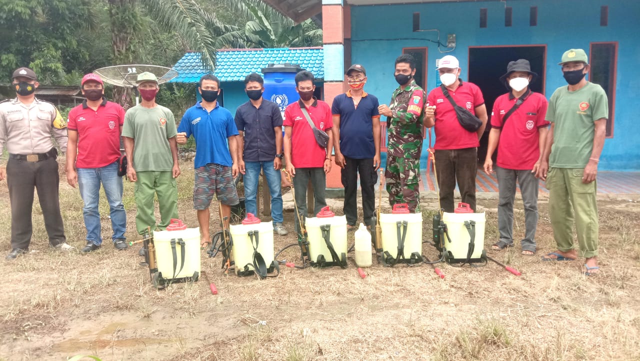 Kompak, Babinsa Air Besar bersama Bhabinkamtibmas Lakukan Penyemprotan Disinfektan