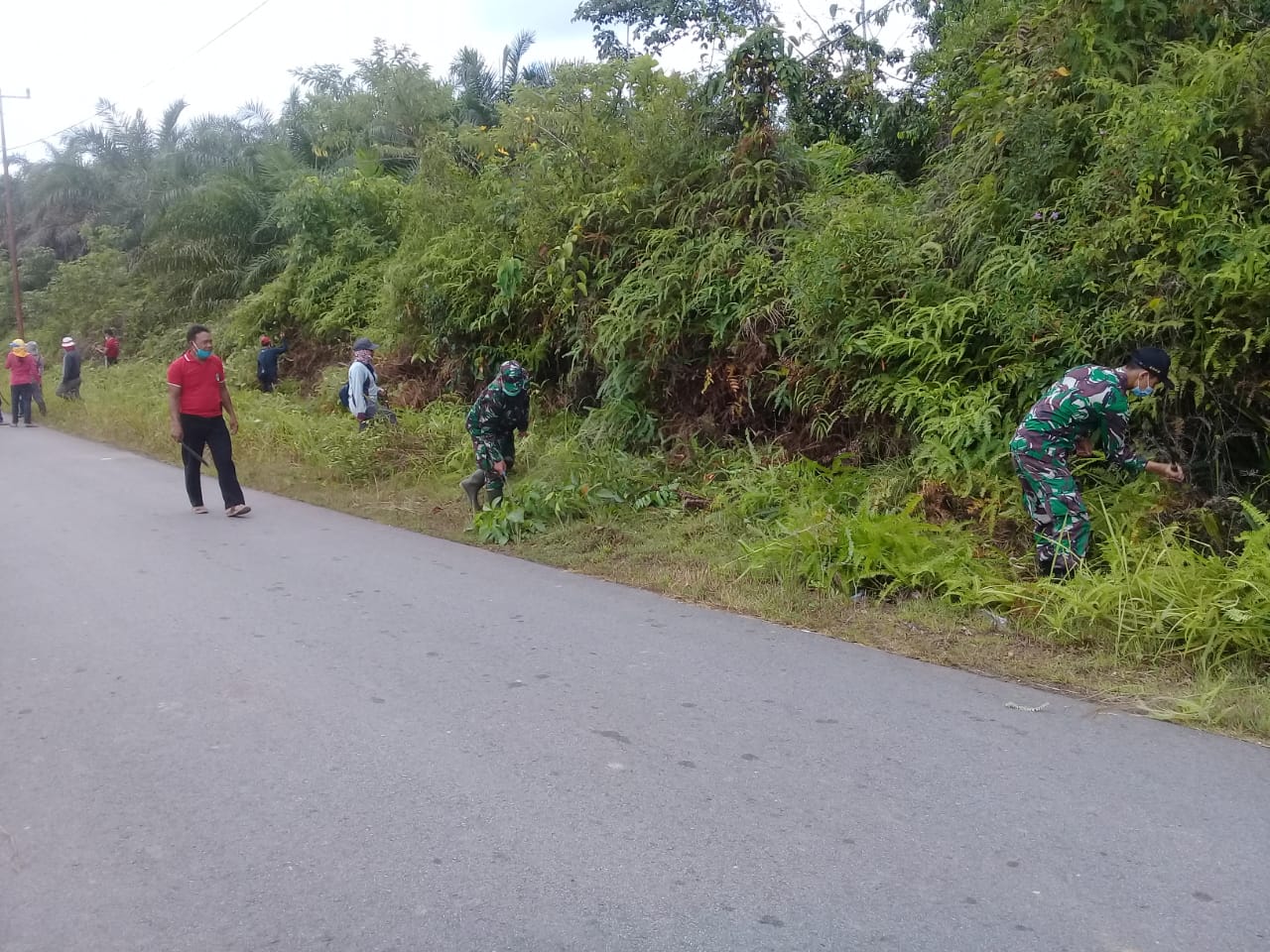 Gotong Royong Bersihkan Jalan,Babinsa Menjalin Turun Tangan