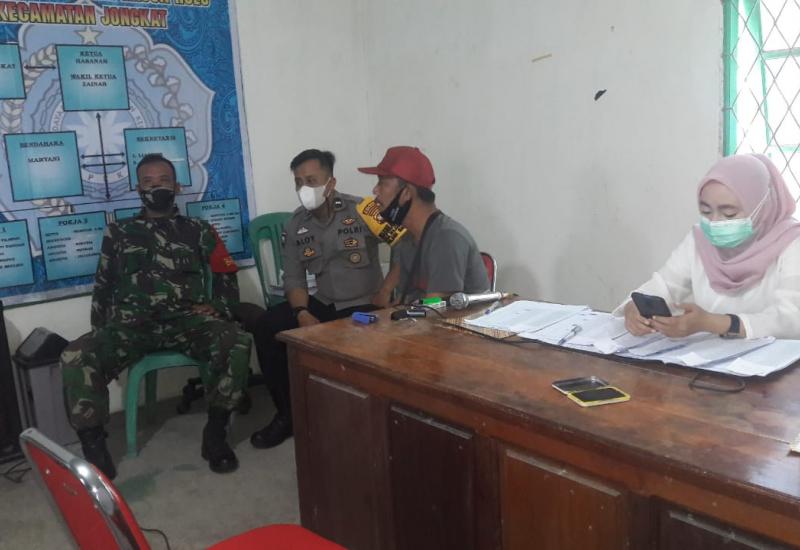 Babinsa Jungkat Dan Bhabinkamtibmas Dampingi  Penyaluran BLT-DD