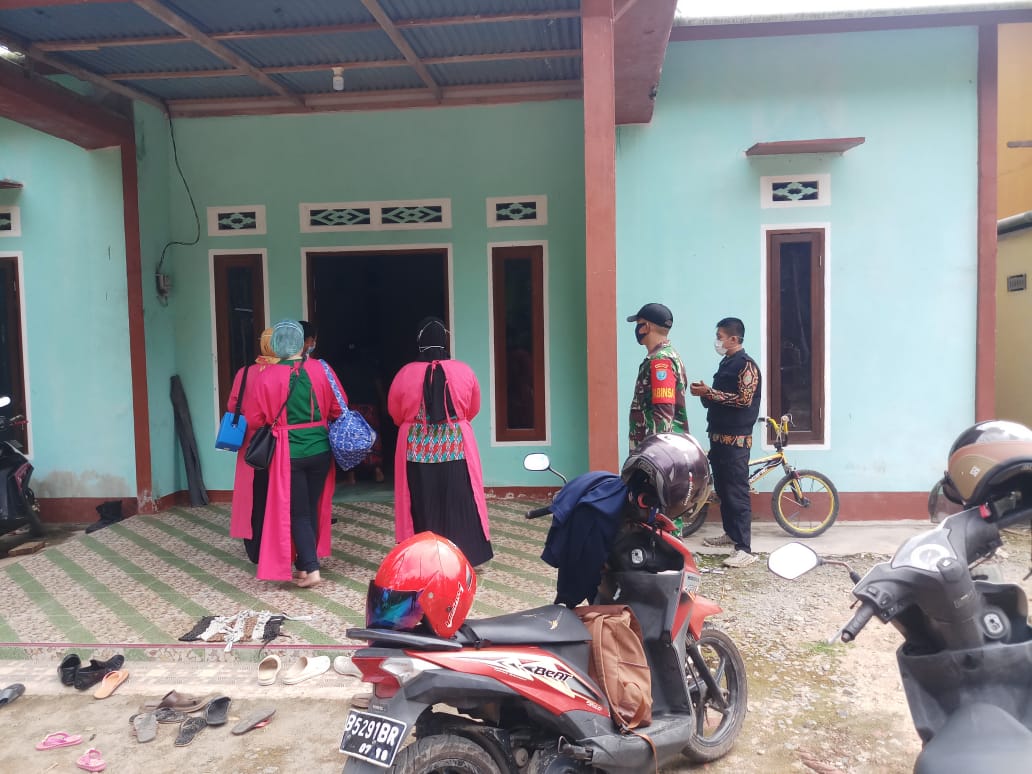 Babinsa Pinyuh Dampingi Tes Tracing  Keluarga Pasien Covid-19