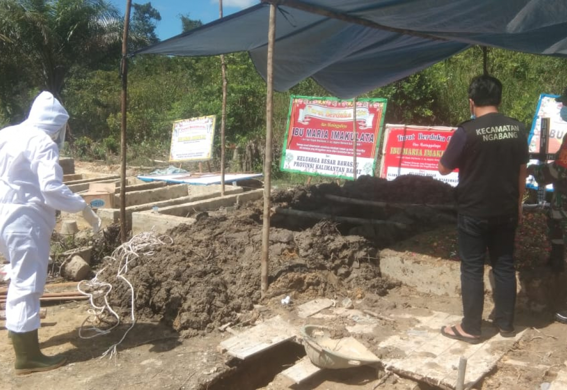 Babinsa Imbau Warga Tak Mendekat Saat Pemakaman Pasien Covid-19
