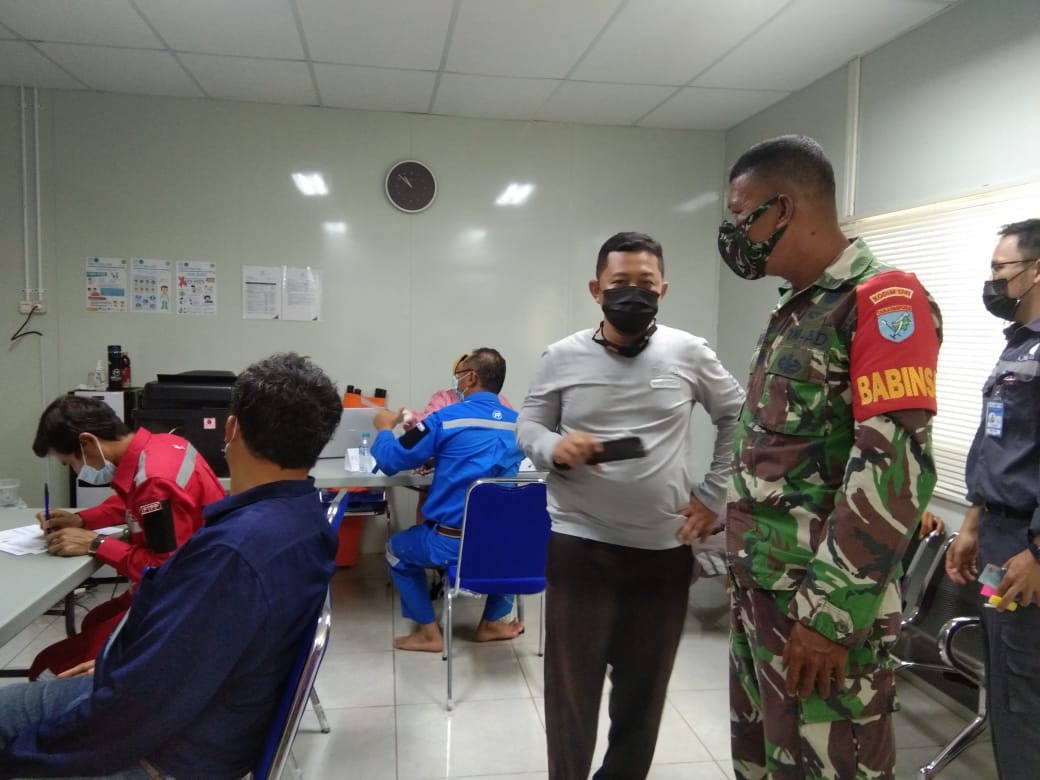 Ciptakan Rasa Aman dan Nyaman Babinsa Sungai Sungai Kunyit Lakukan Pengamanan Vaksinasi Massal Covid-19