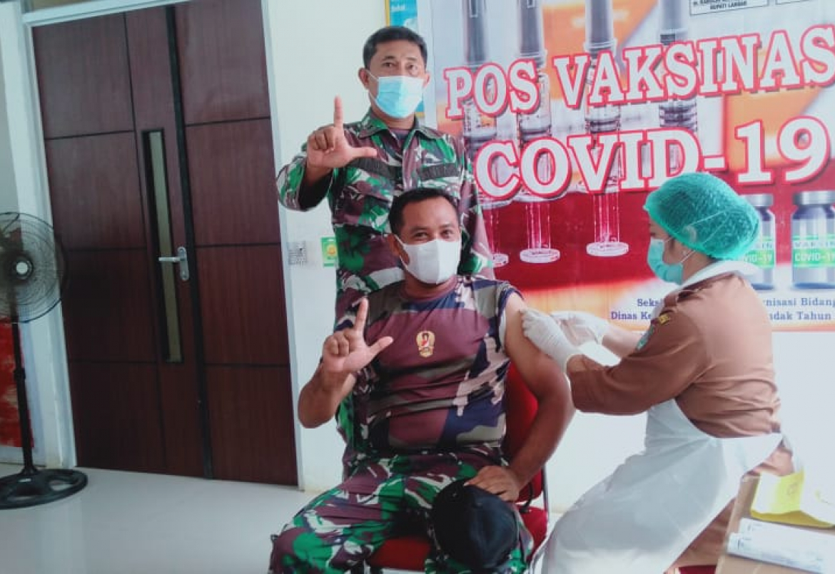 Vaksinasi Perdana Diikuti Danramil dan Babinsa Serimbu 